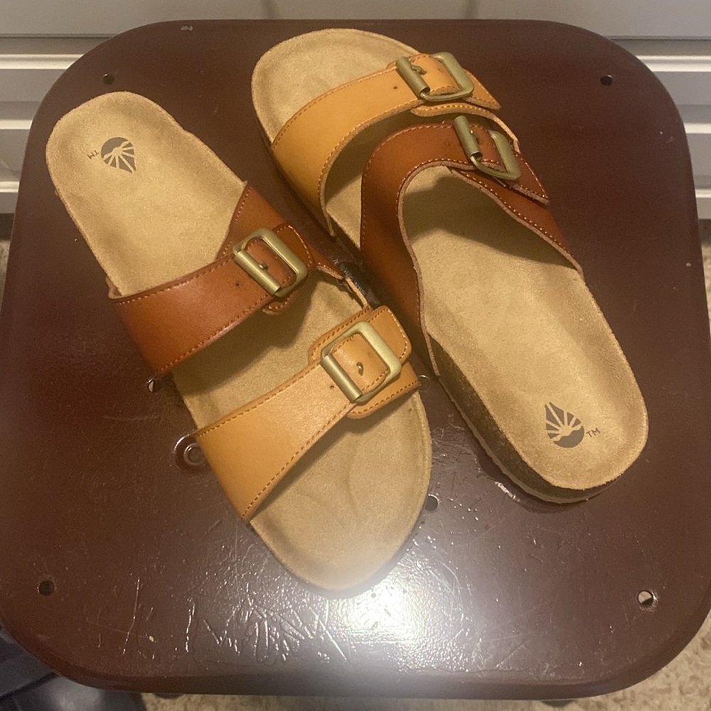 EUC. Brown and Tan Sandals. Women’s Size 10 - Picture 13 of 13